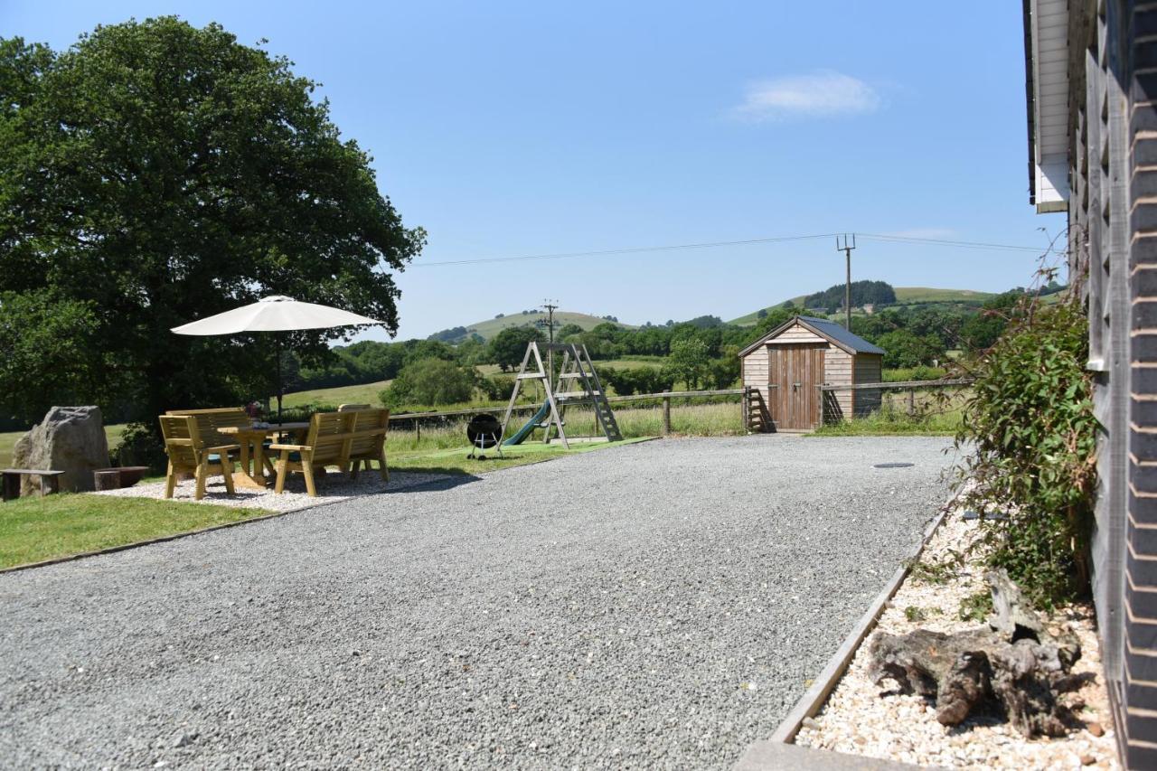 Вилла Maen Llwyd Llanyre Экстерьер фото