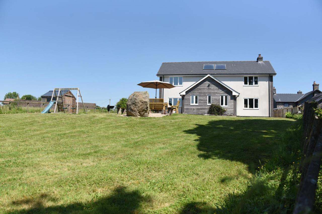 Вилла Maen Llwyd Llanyre Экстерьер фото